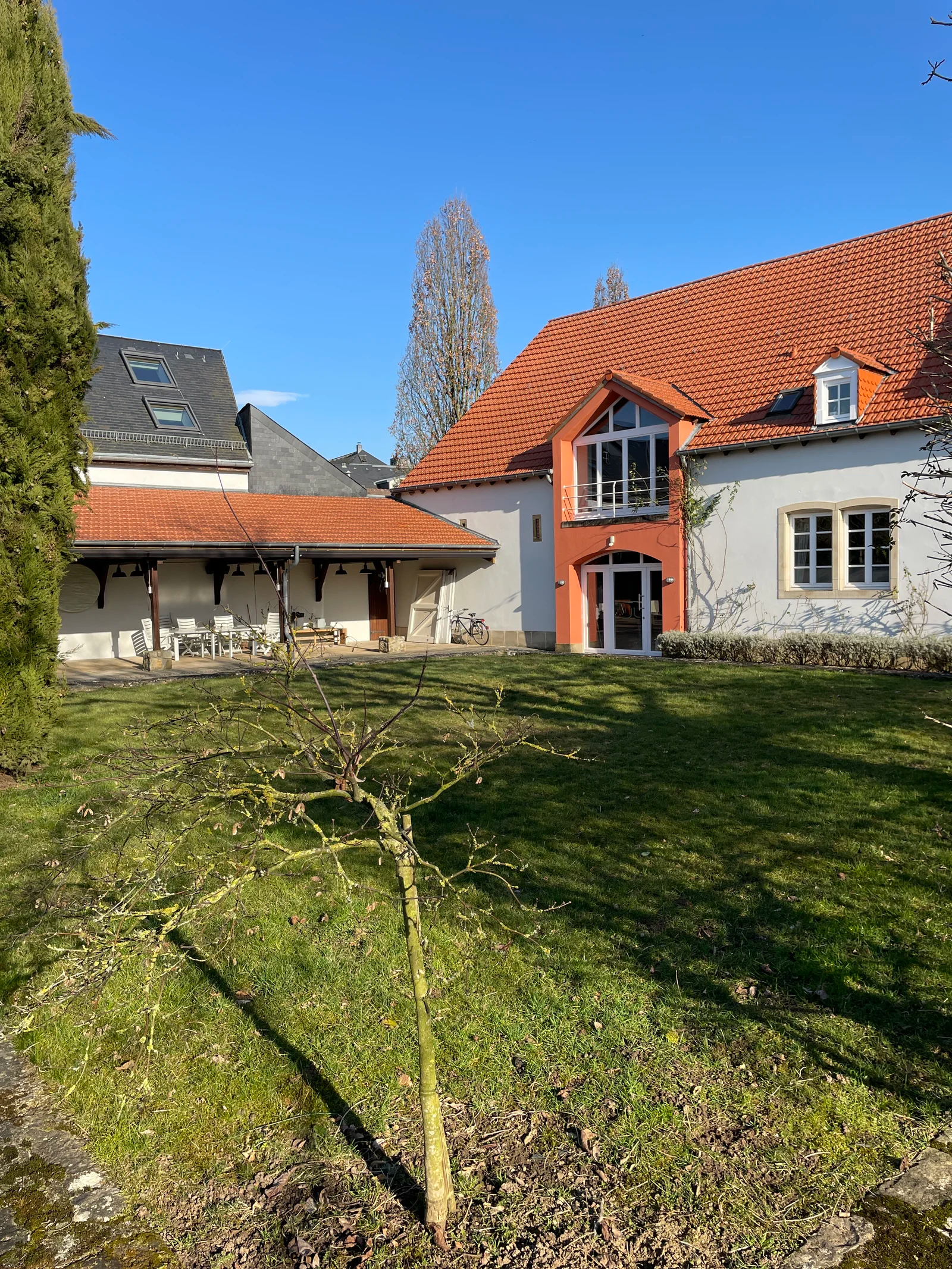 Grande terrasse et préau couvert
